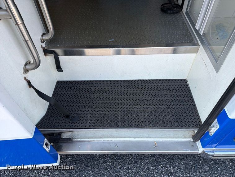 image for item FC3336 2010 Ford E-350 ambulance