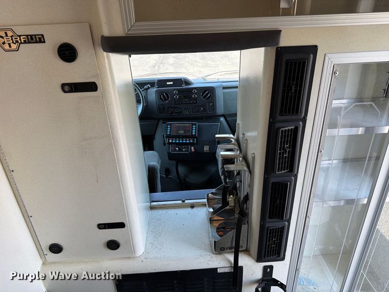 image for item FC3336 2010 Ford E-350 ambulance