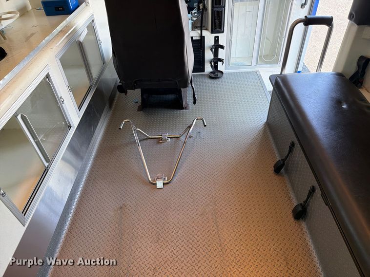image for item FC3336 2010 Ford E-350 ambulance