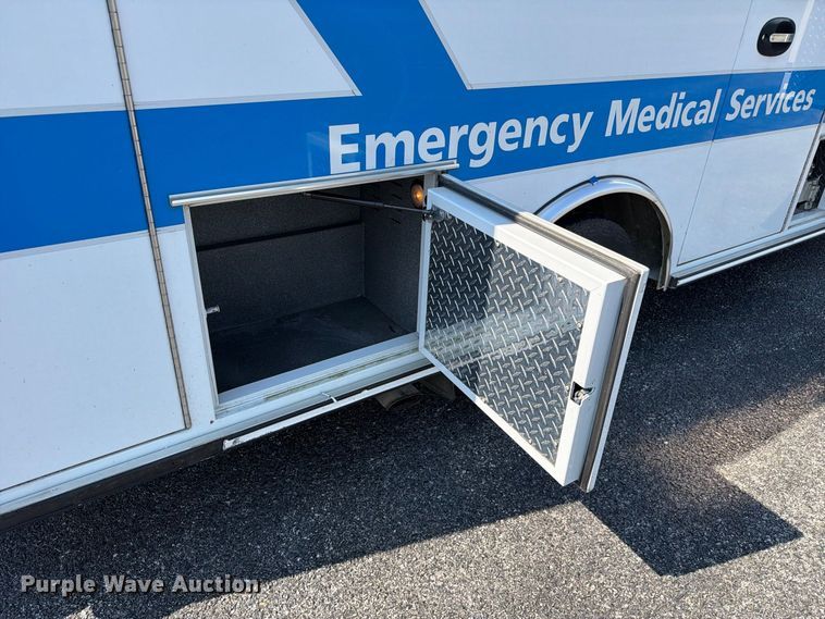 image for item FC3338 2008 Ford E-350 Super Duty ambulance