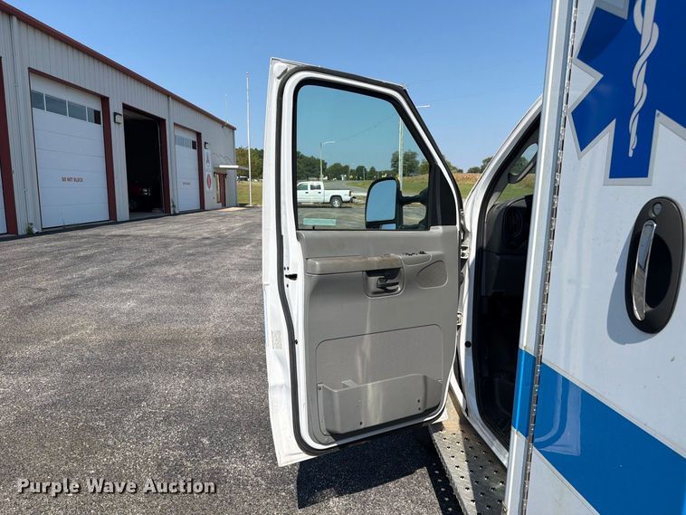 image for item FC3338 2008 Ford E-350 Super Duty ambulance