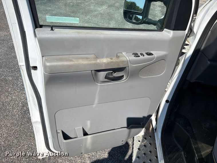 image for item FC3338 2008 Ford E-350 Super Duty ambulance
