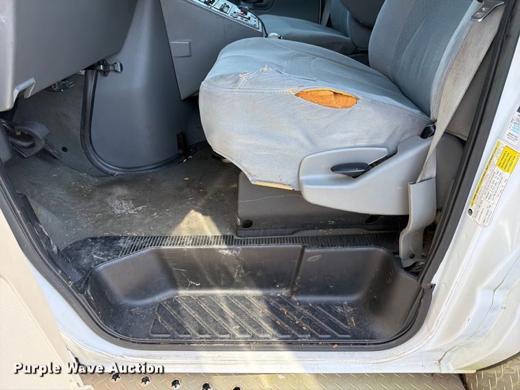 image for item FC3338 2008 Ford E-350 Super Duty ambulance