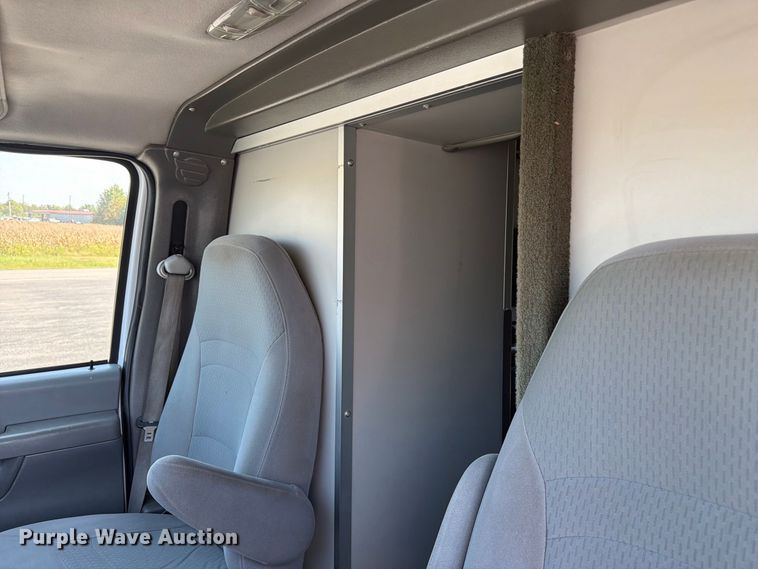 image for item FC3338 2008 Ford E-350 Super Duty ambulance