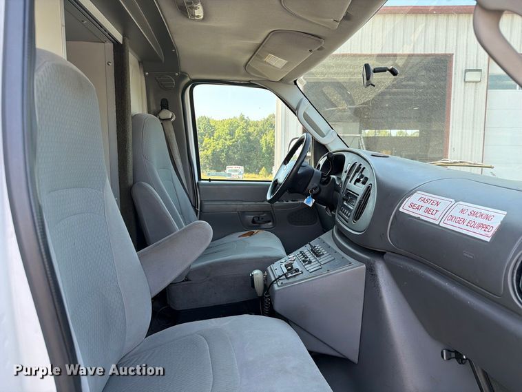 image for item FC3338 2008 Ford E-350 Super Duty ambulance