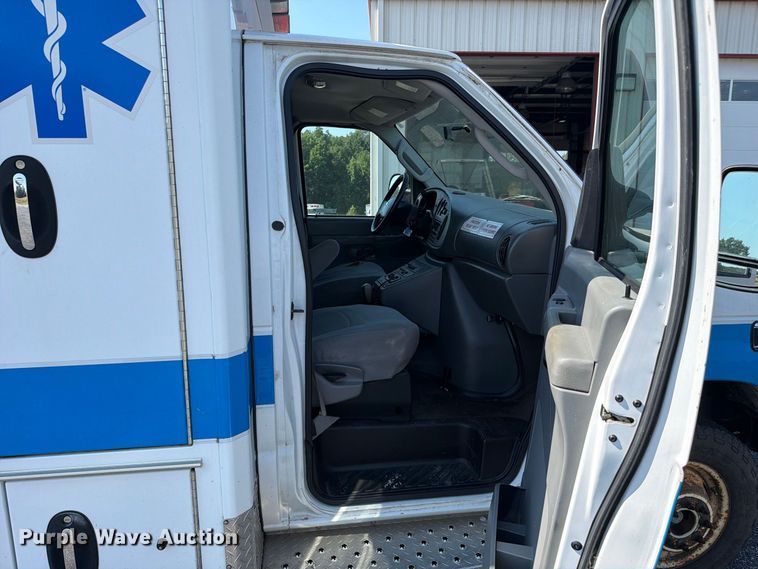 image for item FC3338 2008 Ford E-350 Super Duty ambulance