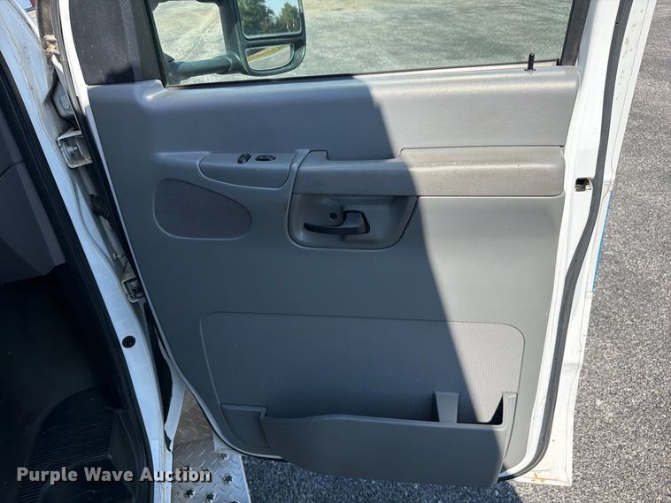 image for item FC3338 2008 Ford E-350 Super Duty ambulance