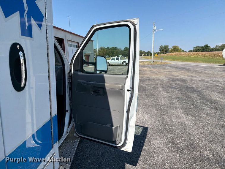 image for item FC3338 2008 Ford E-350 Super Duty ambulance