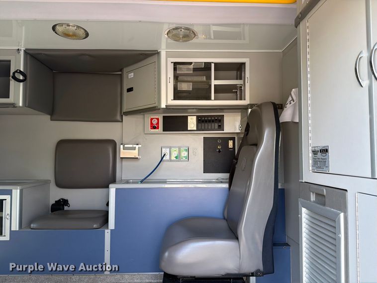 image for item FC3338 2008 Ford E-350 Super Duty ambulance