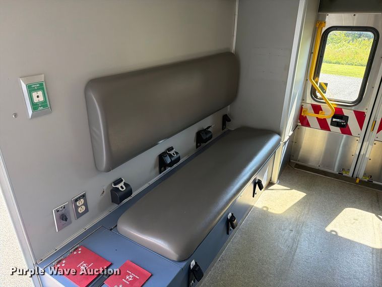 image for item FC3338 2008 Ford E-350 Super Duty ambulance