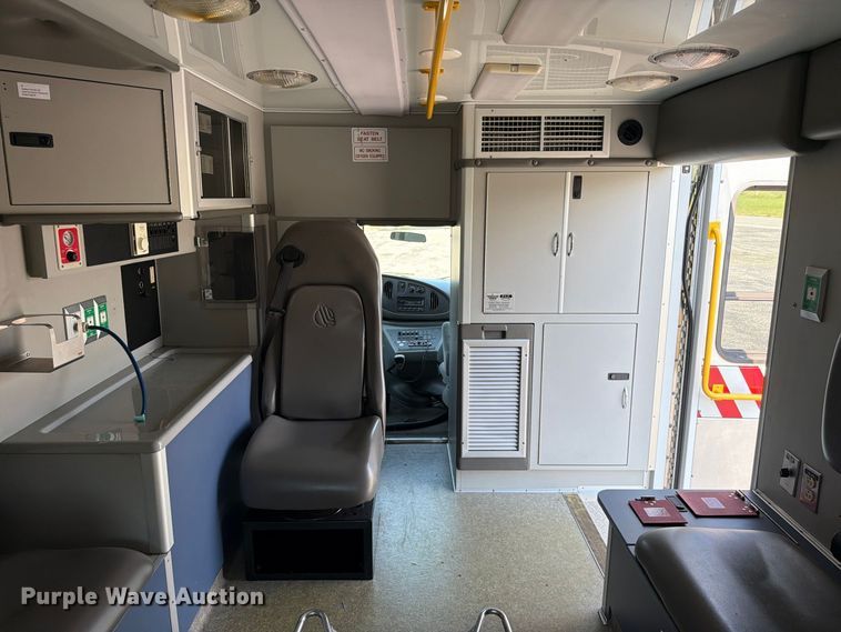 image for item FC3338 2008 Ford E-350 Super Duty ambulance