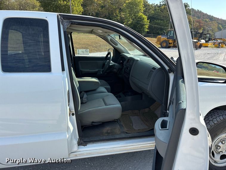 image for item FG0646 2005 Dodge Dakota Ext. Cab pickup truck