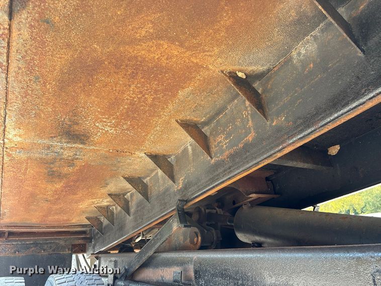image for item FG0647 2006 International 7300 dump truck