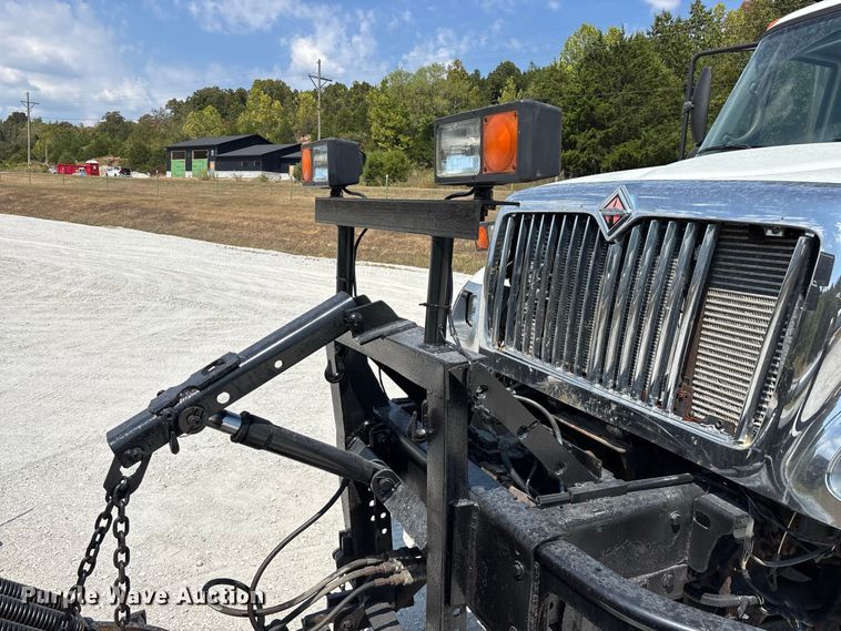 image for item FG0647 2006 International 7300 dump truck