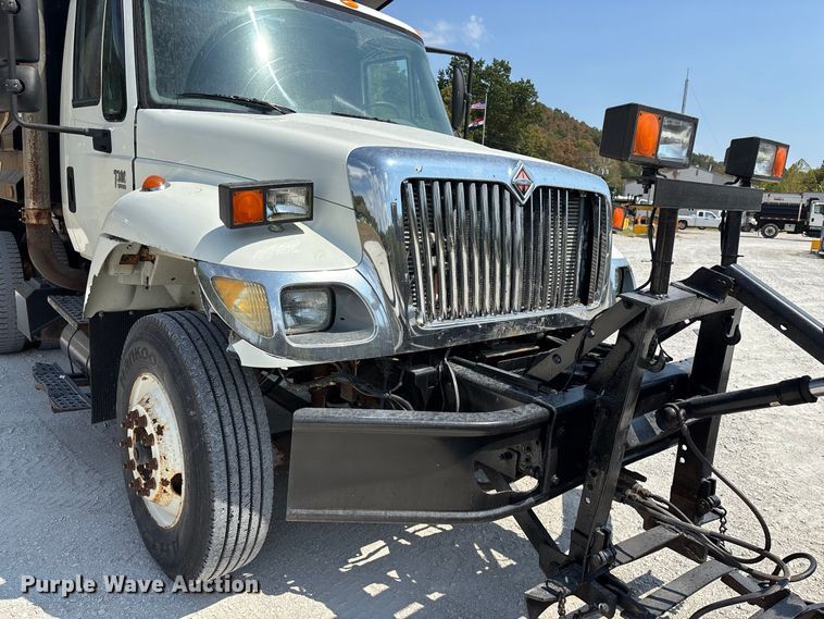 image for item FG0647 2006 International 7300 dump truck