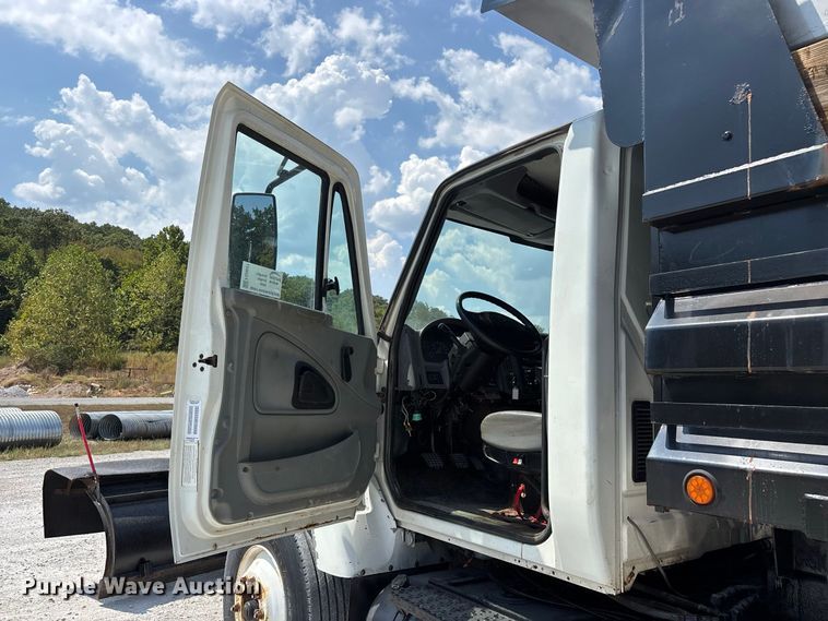 image for item FG0647 2006 International 7300 dump truck
