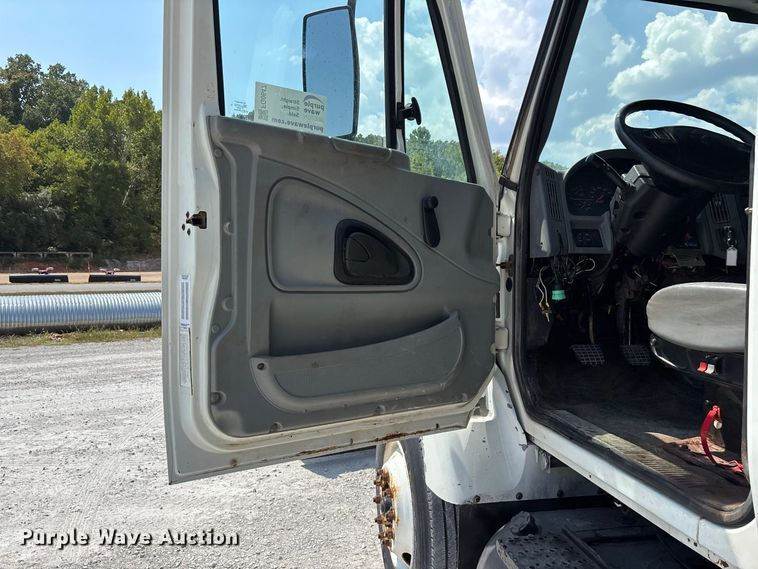 image for item FG0647 2006 International 7300 dump truck
