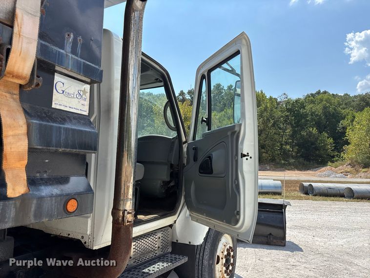 image for item FG0647 2006 International 7300 dump truck