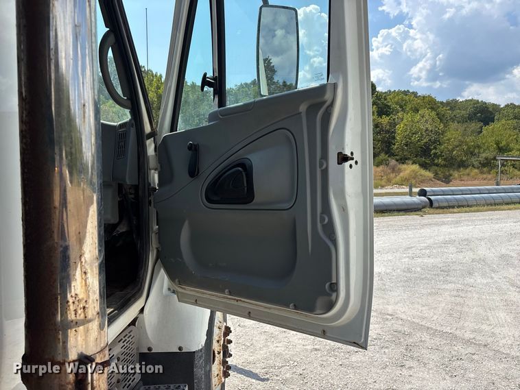 image for item FG0647 2006 International 7300 dump truck