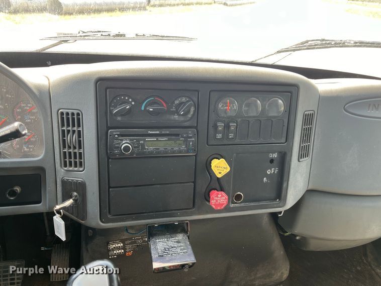image for item FG0648 2005 International 7300 dump truck