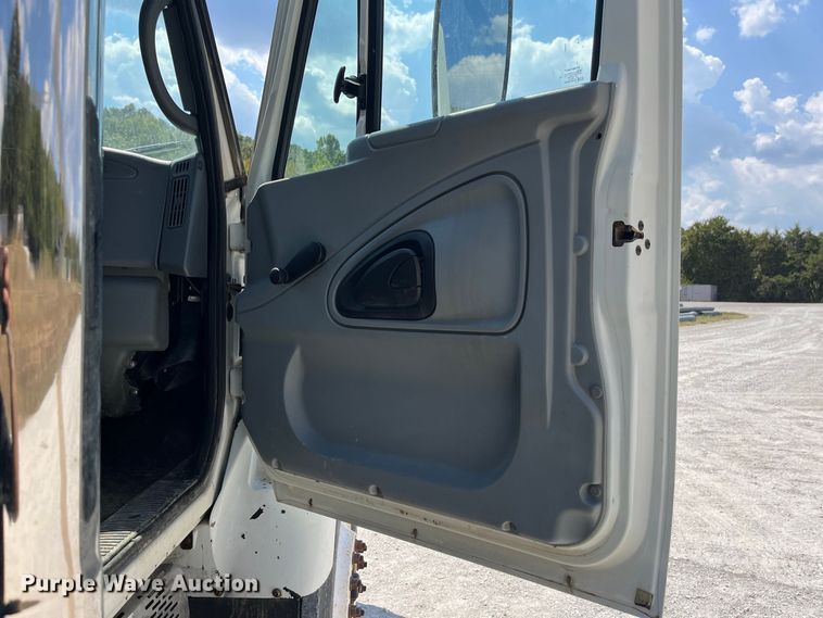 image for item FG0648 2005 International 7300 dump truck