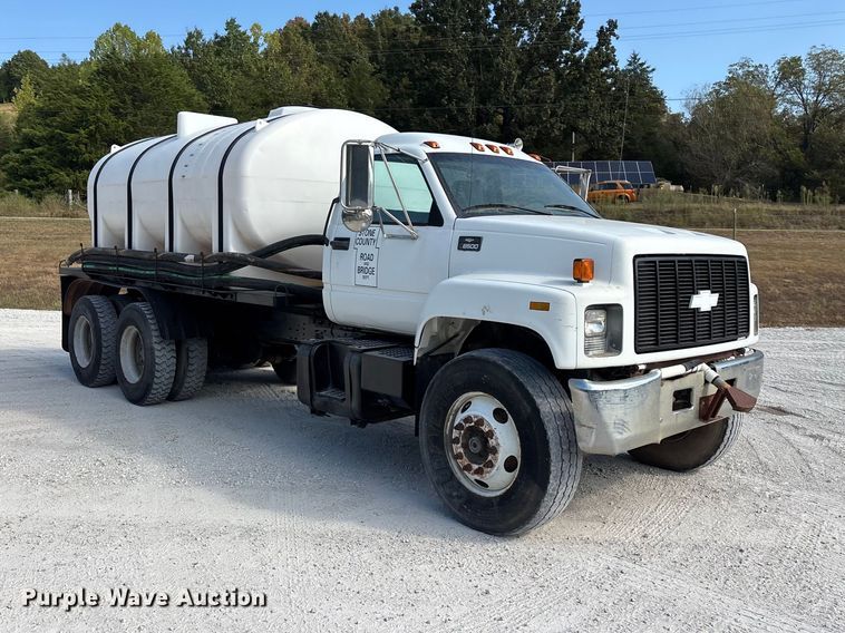 image for item FG0649 2000 Chevrolet C8500 water truck