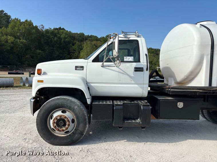image for item FG0649 2000 Chevrolet C8500 water truck