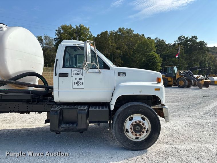 image for item FG0649 2000 Chevrolet C8500 water truck