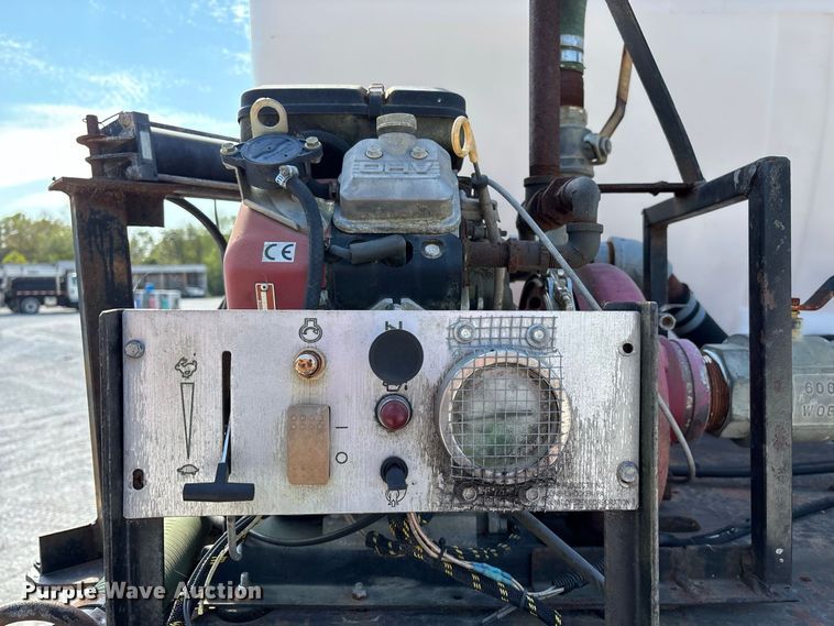 image for item FG0649 2000 Chevrolet C8500 water truck