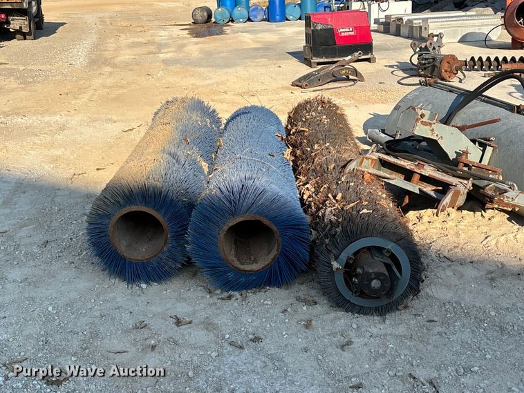 image for item FG0653 (2) Sweepster D32M10STND sweepers