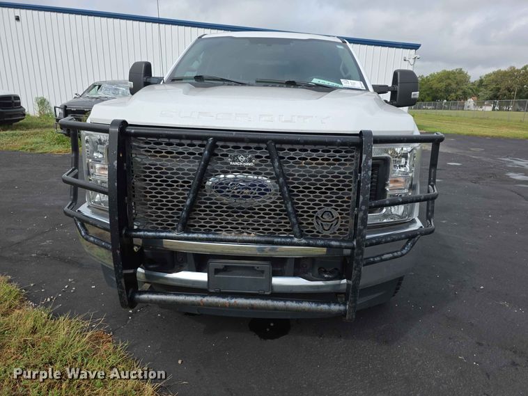 image for item FH6384 2019 Ford F350 Super Duty XL Crew Cab pickup truck