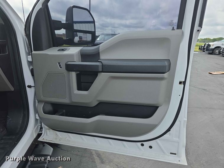 image for item FH6385 2019 Ford F350 Super Duty XL Crew Cab pickup truck