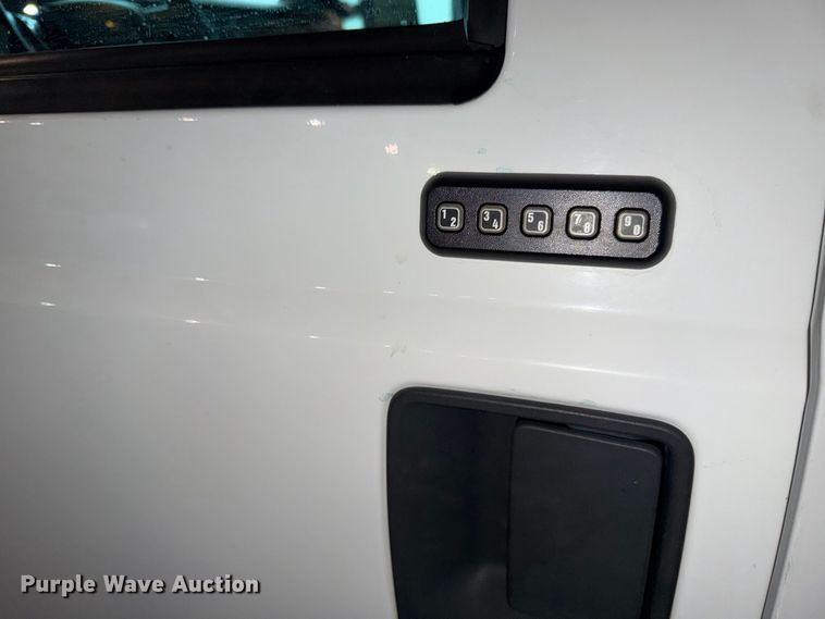 image for item FH6443 2012 Ford F350 Super Duty XLT Crew Cab flatbed pickup truck