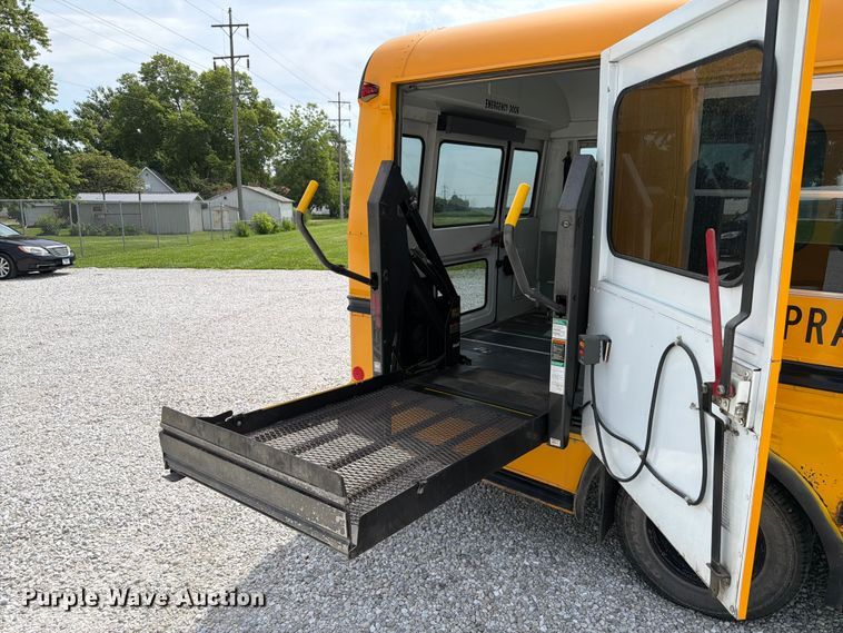 image for item FK4057 2000 Chevrolet Express G3500 school bus