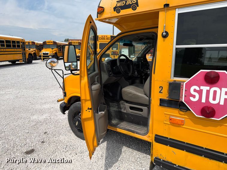 image for item FK4057 2000 Chevrolet Express G3500 school bus