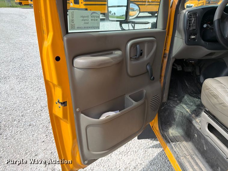 image for item FK4057 2000 Chevrolet Express G3500 school bus