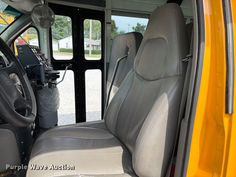 image for item FK4057 2000 Chevrolet Express G3500 school bus