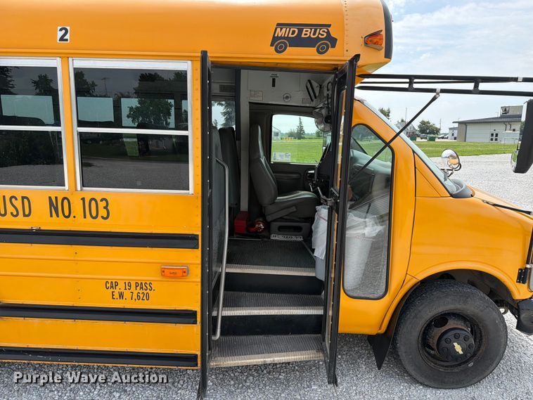 image for item FK4057 2000 Chevrolet Express G3500 school bus