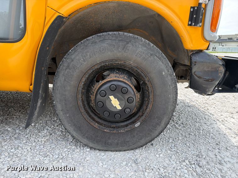 image for item FK4057 2000 Chevrolet Express G3500 school bus
