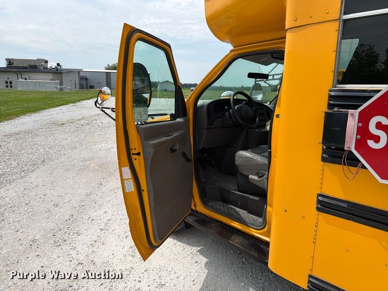 image for item FK4059 2005 Ford E450 school bus