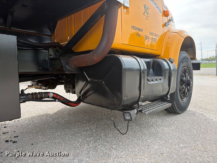 image for item FK4158 1999 International 4900 dump truck
