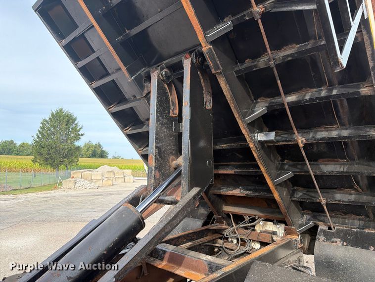 image for item FK4158 1999 International 4900 dump truck