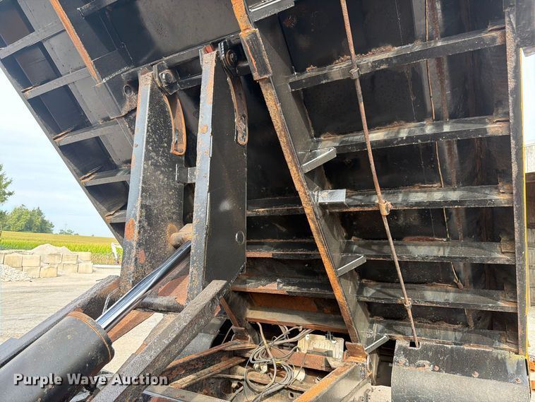 image for item FK4158 1999 International 4900 dump truck