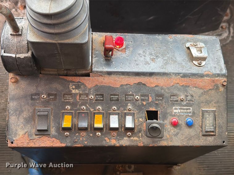 image for item FK4158 1999 International 4900 dump truck