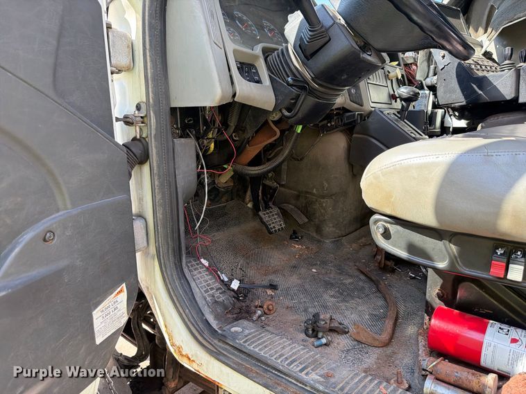 image for item FK4168 2014 International 7400 truck cab and chassis