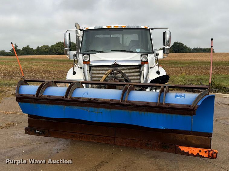 image for item FK4170 2006 International 7400 truck cab and chassis