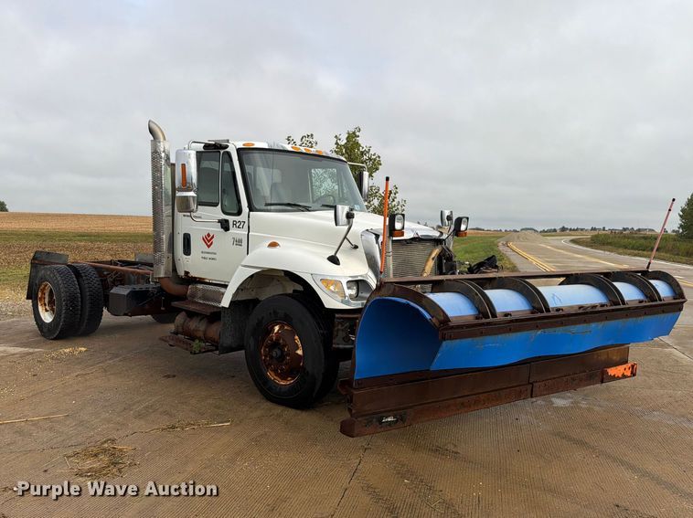 image for item FK4170 2006 International 7400 truck cab and chassis