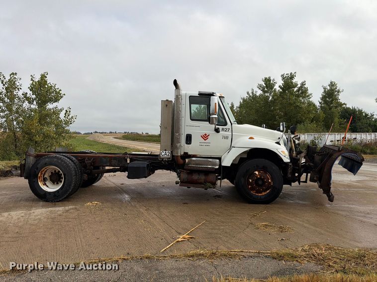 image for item FK4170 2006 International 7400 truck cab and chassis