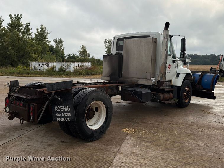 image for item FK4170 2006 International 7400 truck cab and chassis
