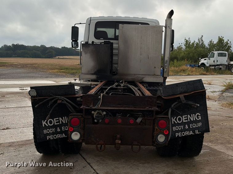 image for item FK4170 2006 International 7400 truck cab and chassis